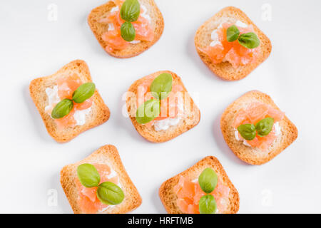 Canapes mit Räucherlachs, Frischkäse und Basilikum Stockfoto