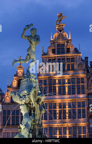 Brabo-Brunnen und Zunfthäuser Grote Markt Antwerpen-Belgien Stockfoto