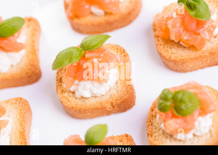 Canapes mit Räucherlachs, Frischkäse und Basilikum Stockfoto