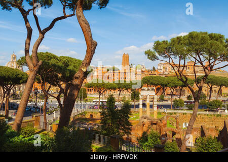 Rom, Italien. Trajan Forum und Markt stammt aus dem zweiten Jahrhundert n. Chr., in der Dämmerung. Der Turm, Zentrum, ist das 13. Jahrhundert Torre Delle Milizie. Es hat Stockfoto