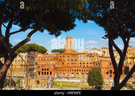 Rom, Italien. Trajan Forum und Markt stammt aus dem zweiten Jahrhundert n. Chr., in der Dämmerung. Der Turm, Zentrum, ist das 13. Jahrhundert Torre Delle Milizie. Es hat Stockfoto