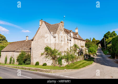 Cotswold alte Dorfstraße an einem sonnigen Tag Stockfoto