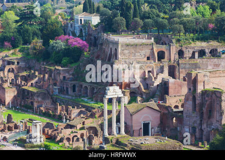 Rom, Italien.  Das Forum Romanum. Die drei Säulen der Tempel des Castor und Pollux.  Das Forum ist Teil des historischen Zentrum von Rom ist ein UNES Stockfoto