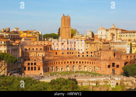 Rom, Italien. Trajan Forum und Markt stammt aus dem zweiten Jahrhundert n. Chr., in der Dämmerung. Der Turm, Zentrum, ist das 13. Jahrhundert Torre Delle Milizie. Es hat Stockfoto