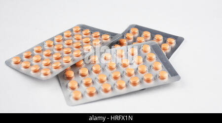 Transgender Hormone, isolierten Blasen von Östrogen hormonelle Pillen. Hormonelle Tabletten ausgeschnitten, 3 Blisterpackungen hormonelle Pillen. Stockfoto