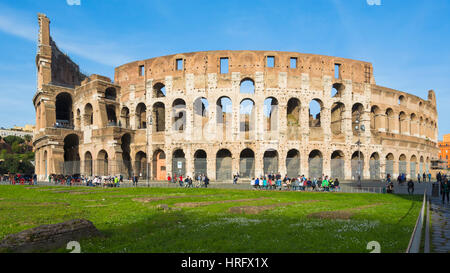 Rom, Italien. Fassade des Kolosseums.  Das Kolosseum ist Teil des historischen Zentrum von Rom, die zum UNESCO-Weltkulturerbe ist. Stockfoto
