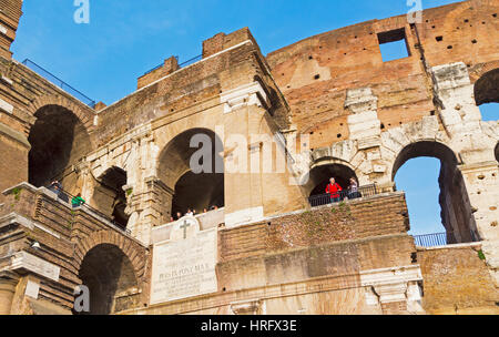 Rom, Italien. Fassade des Kolosseums.  Das Kolosseum ist Teil des historischen Zentrum von Rom, die zum UNESCO-Weltkulturerbe ist. Stockfoto
