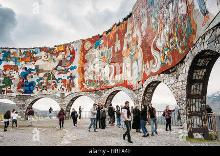 Mtiuleti Region, Georgia - 21. Mai 2016: Besucher Friendship Arch In Kasbegi. Wahrzeichen In der Gudskoye Schlucht In Georgien. Aussichtsplattform In Stockfoto