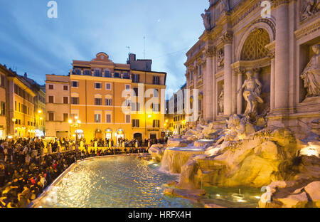 Rom, Italien. Im 18. Jahrhundert Barock-Trevi-Brunnen von Nicola Salvi entworfen.  Das historische Zentrum von Rom ist ein UNESCO-Weltkulturerbe. Stockfoto