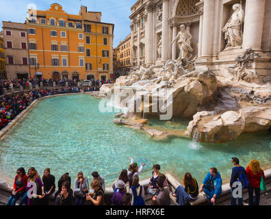 Rom, Italien. Im 18. Jahrhundert Barock-Trevi-Brunnen von Nicola Salvi entworfen.  Das historische Zentrum von Rom ist ein UNESCO-Weltkulturerbe. Stockfoto