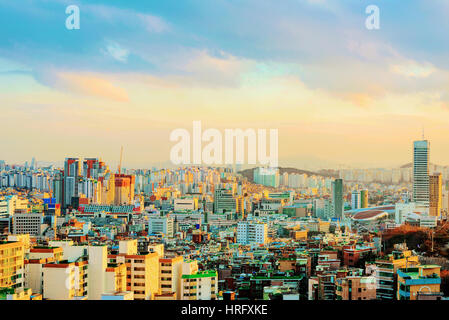 Blick auf Seoul vom Naksan Park während des Sonnenuntergangs Stockfoto