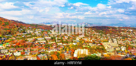 Panorama des nördlichen Seoul vom Gipfel eines Berges Stockfoto