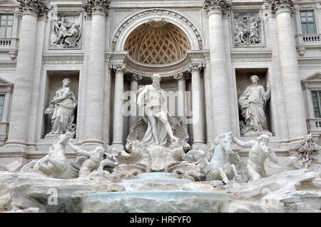 Rom, Italien - 17. März 2016: Menge von Touristen besucht und posiert vor dem Trevi-Brunnen (Fontana di Trevi), eine der wichtigsten Sehenswürdigkeiten der Stockfoto