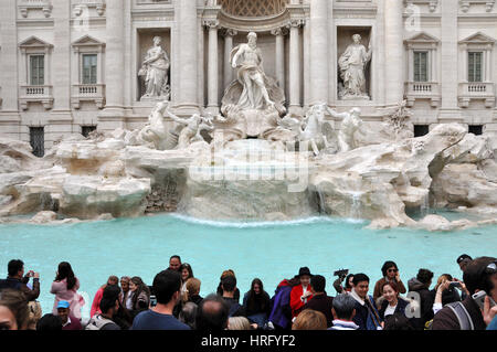 Rom, Italien - 17. März 2016: Menge von Touristen besucht und posiert vor dem Trevi-Brunnen (Fontana di Trevi), eine der wichtigsten Sehenswürdigkeiten der Stockfoto