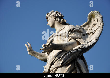 Engel mit den Nägeln. Statue auf der Ponte Sant' Angelo Brücke, Rom Stockfoto