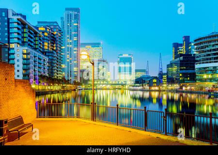 Canary wharf Bankenviertel in der Nacht Stockfoto