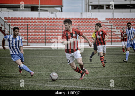 Gibraltar Fußball - St Joseph gegen Lincoln rot Imps - Victoria Stadium - 2016 Kyle Casciaro am ball für Lincoln rot Imps. Stockfoto