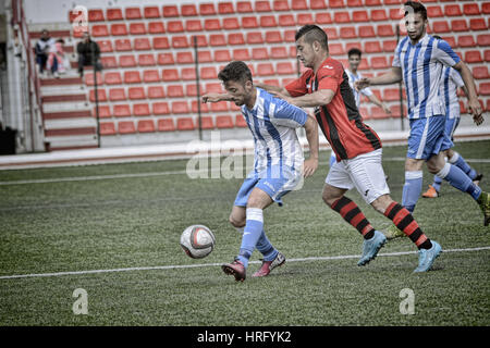 Gibraltar Fußball - St Joseph gegen Lincoln rot Imps - Victoria Stadium - 2016 George Cabreras Chasesl für Lincoln rot Imps. Stockfoto