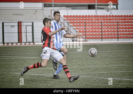 Gibraltar Fußball - St Joseph gegen Lincoln rot Imps - Victoria Stadium - 2016 JC Garcia am ball für Lincoln rot Imps Stockfoto