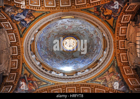 Vatikan, Italien - 16. März 2016: Die Decke der St. Peter Basilika wurde über Jahrzehnte gemalt und wird täglich von Tausenden von Touristen und Re besucht Stockfoto