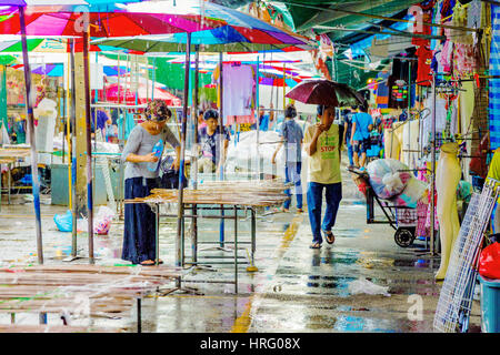 BANGKOK, THAILAND - 29.Juni: This Chatuchak Weekend Markt einen berühmten Markt in Bangkok während der Regenzeit, wo viele Touristen und Thai kommen Menschen Stockfoto