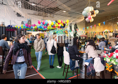 Menschen auf dem Lebensmittelmarkt von Acklam, Portobello Road, London UK Stockfoto