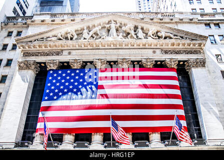 NEW YORK, April 29: Eine amerikanische Flagge hängt an der Vorderseite der New Yorker Börse, Gebäude in New York City Stockfoto