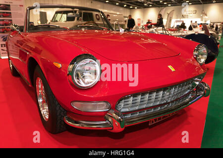 Ein 1965 Ferrari 275 GTS Spyder zu verkaufen, auf dem alten Racing Car Company Stand des historischen Motorsports International 2017 Stockfoto