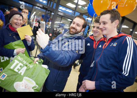 Team GB Triathlet Jonny und Alistair Brownlee aka The Brownlee-Brüdern Guiseley, Yorkshire, England, UK Aldis neuen Store eröffnet Stockfoto