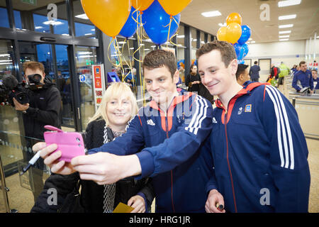 Team GB Triathlet Jonny und Alistair Brownlee aka The Brownlee-Brüdern Guiseley, Yorkshire, England, UK Aldis neuen Store eröffnet Stockfoto