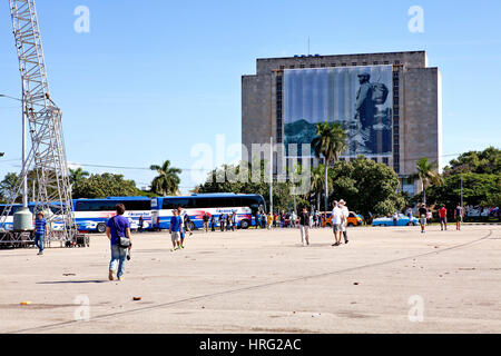 Havanna, Kuba - 11. Dezember 2016: Touristen am Plaza De La Revolucion, der Biblioteca Nacional de Kuba Jose Marti im Hintergrund. Ein großes Bild von C Stockfoto