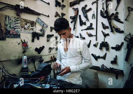 Ein junger Büchsenmacher in seiner Werkstatt Ithe Zentrum von Erbil, Kurdistan, Irak. Stockfoto