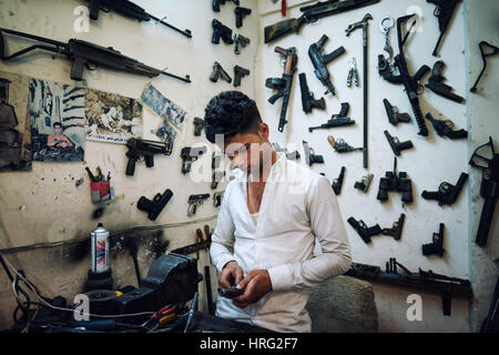 Ein junger Büchsenmacher in seiner Werkstatt Ithe Zentrum von Erbil, Kurdistan, Irak. Stockfoto