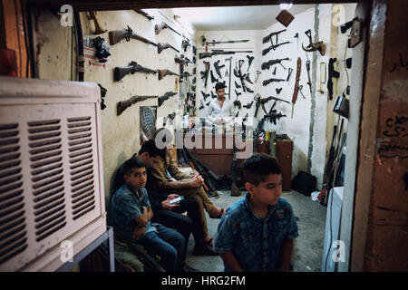 Ein junger Büchsenmacher in seiner Werkstatt Ithe Zentrum von Erbil, Kurdistan, Irak. Stockfoto