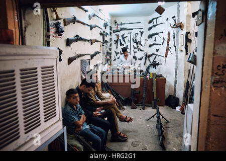 Ein junger Büchsenmacher in seiner Werkstatt Ithe Zentrum von Erbil, Kurdistan, Irak. Stockfoto