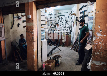 Ein junger Büchsenmacher in seiner Werkstatt Ithe Zentrum von Erbil, Kurdistan, Irak. Stockfoto