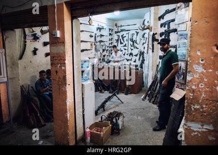 Ein junger Büchsenmacher in seiner Werkstatt Ithe Zentrum von Erbil, Kurdistan, Irak. Stockfoto