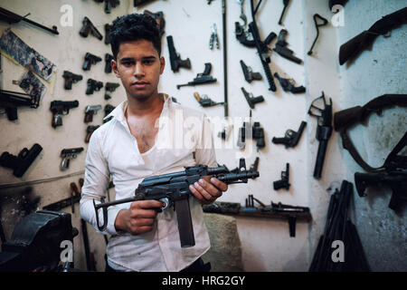 Ein junger Büchsenmacher in seiner Werkstatt Ithe Zentrum von Erbil, Kurdistan, Irak. Stockfoto