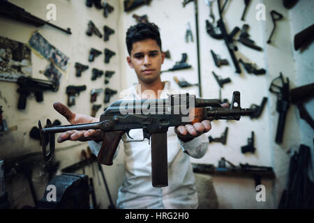 Ein junger Büchsenmacher in seiner Werkstatt Ithe Zentrum von Erbil, Kurdistan, Irak. Stockfoto