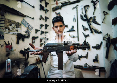 Ein junger Büchsenmacher in seiner Werkstatt Ithe Zentrum von Erbil, Kurdistan, Irak. Stockfoto