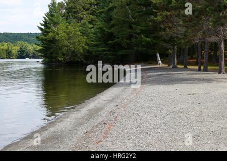 Kiesstrand im Lily Bay State Park am östlichen Ufer des herrlichen Moosehead Lake Stockfoto