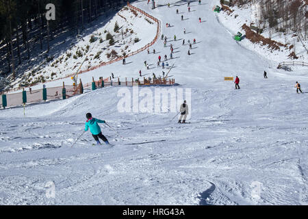 WINTERBERG, Deutschland - 14. Februar 2017: Skifahrer auf dem Weg hinunter eine Kreuzung der Pisten in Ski-Karussell Winterberg Stockfoto