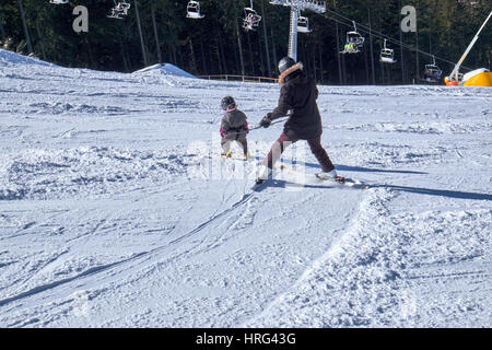 WINTERBERG, Deutschland - 14. Februar 2017: Mutter und Kind im Kabelbaum Abfahrt Ski Karussell Winterberg Skifahren lernen Stockfoto