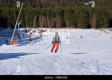 WINTERBERG, Deutschland - 15. Februar 2017: Mann trägt orange Skihose auf seinem Weg nach unten eine Piste in Ski-Karussell Winterberg Stockfoto
