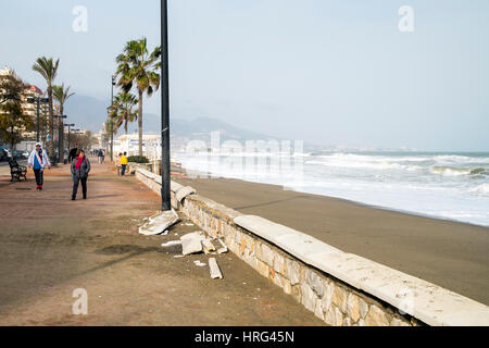 Fuengirola 21 th zerstören Februar 2017, hohe Wellen Promenade. Stockfoto