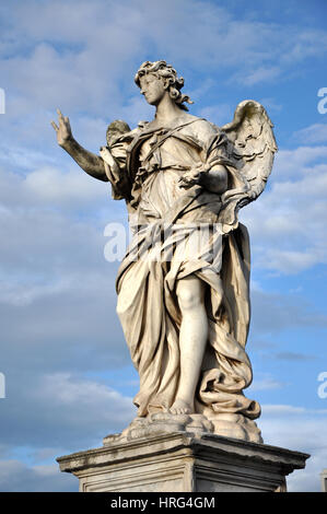 Engel mit den Nägeln. Statue auf der Ponte Sant' Angelo Brücke, Rom Stockfoto