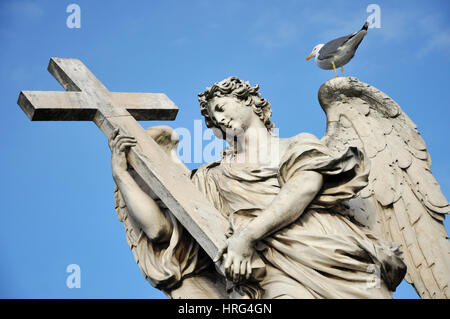 Engel mit Kreuz. Statue auf der Ponte Sant' Angelo Brücke, Rom Stockfoto