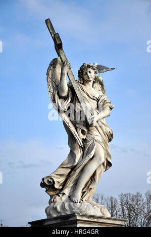 Engel mit Kreuz. Statue auf der Ponte Sant' Angelo Brücke, Rom Stockfoto