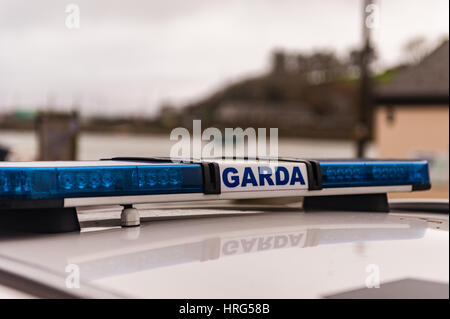 Garda/irische Polizei Zeichen und Blaulicht auf Garda/Polizeiauto mit Textfreiraum. Stockfoto