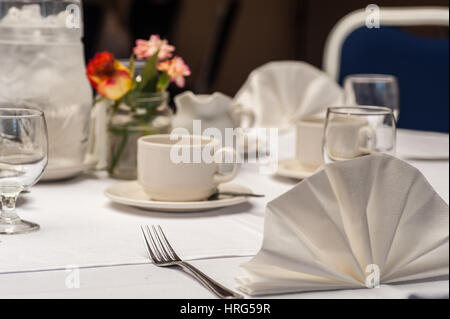 Gedeck an einem Tisch für eine Veranstaltung in einem Hotel. Stockfoto